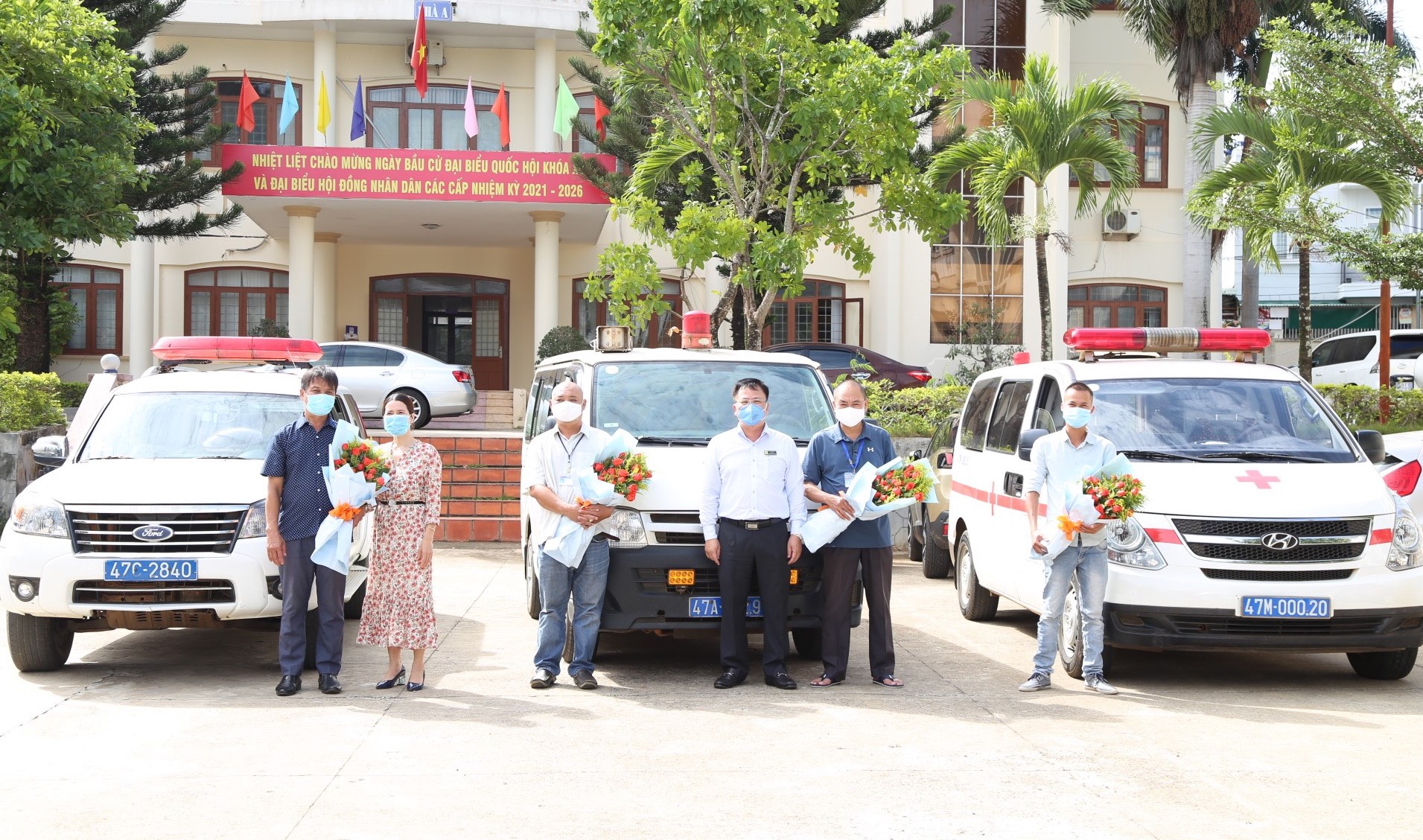 TP.Hồ Chí Minh điều 2 ô tô cứu thương, 100 bình oxy hỗ trợ Đắk Lắk chống dịch Covid-19
