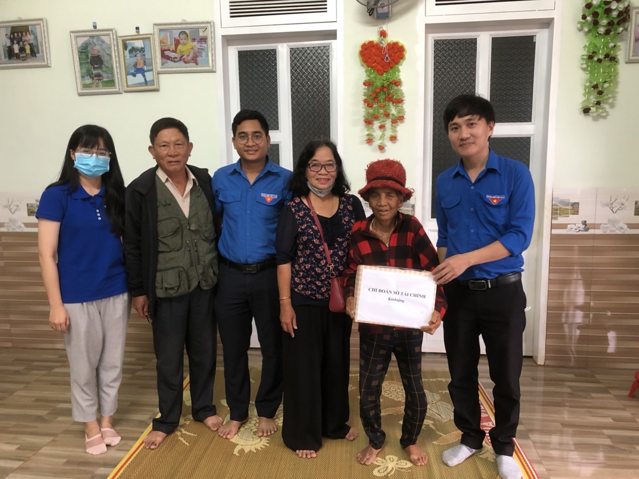 CHI ĐOÀN SỞ TÀI CHÍNH TỈNH TỔ HOẠT ĐỘNG “THĂM HỎI VÀ TẶNG QUÀ CỰU THANH NIÊN XUNG PHONG”
