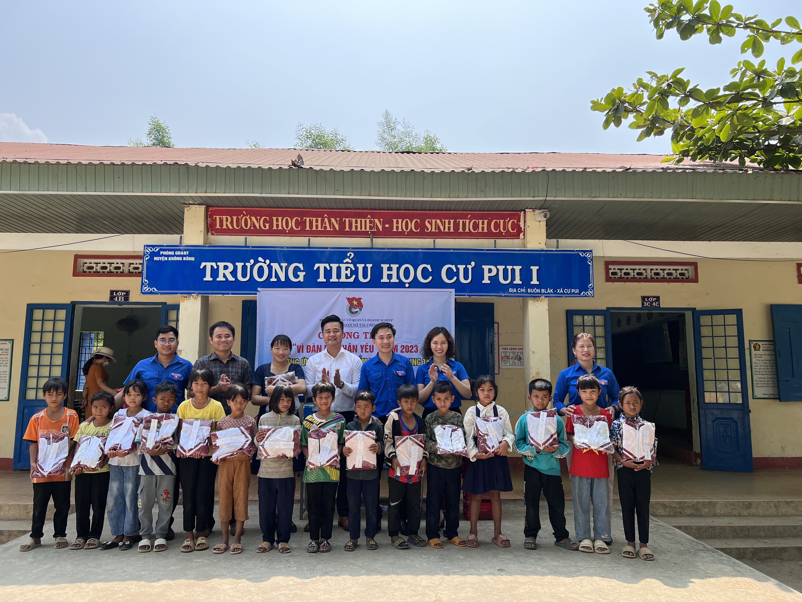 Chi đoàn Sở Tài chính tổ chức chương trình "Vì đàn em thân yêu" nhân dịp kỷ niệm 92 năm ngày thành lập Đoàn TNCS Hồ Chí Minh