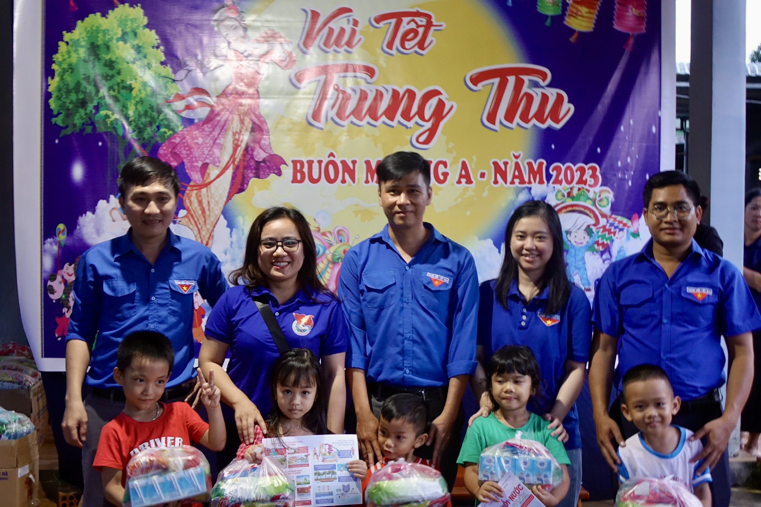 Chi đoàn Sở Tài chính tổ chức Chương trình Vui tết Trung thu  tại buôn Mrông A, huyện Ea Kar