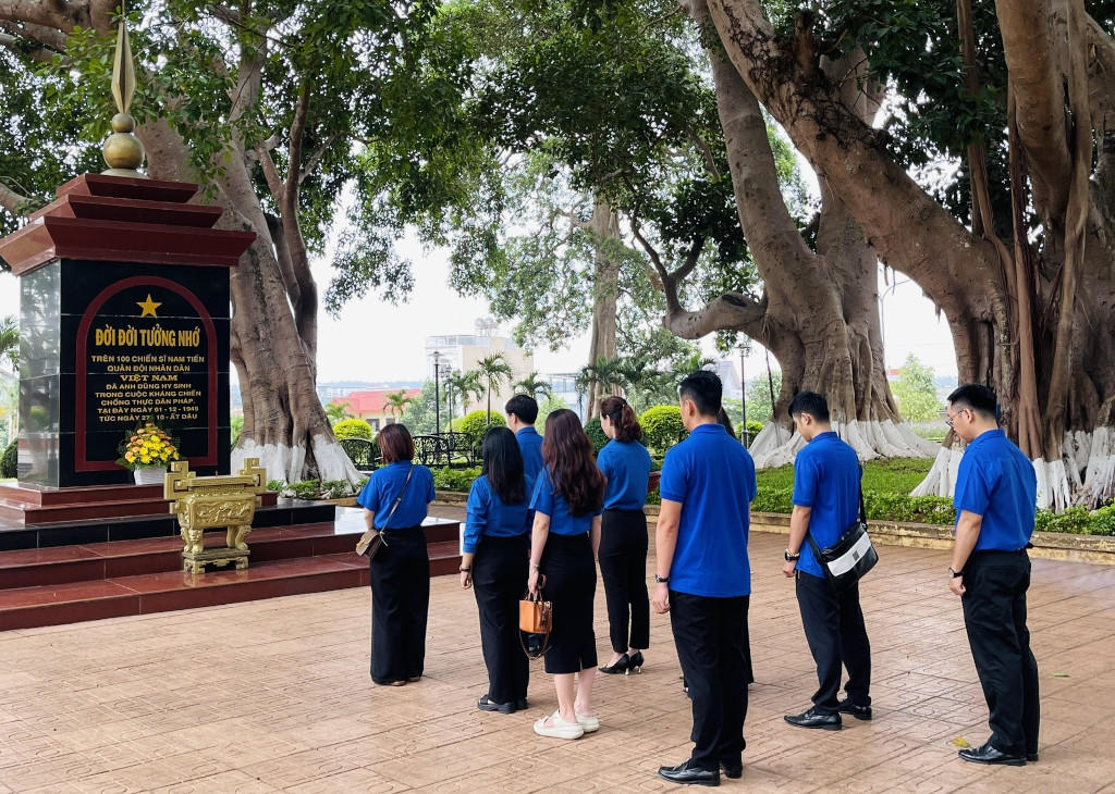 Chi đoàn Sở Tài chính tỉnh Đắk Lắk tổ chức dâng hương và sinh hoạt chuyên đề nhân kỷ niệm 134 năm Ngày sinh Chủ tịch Hồ Chí Minh