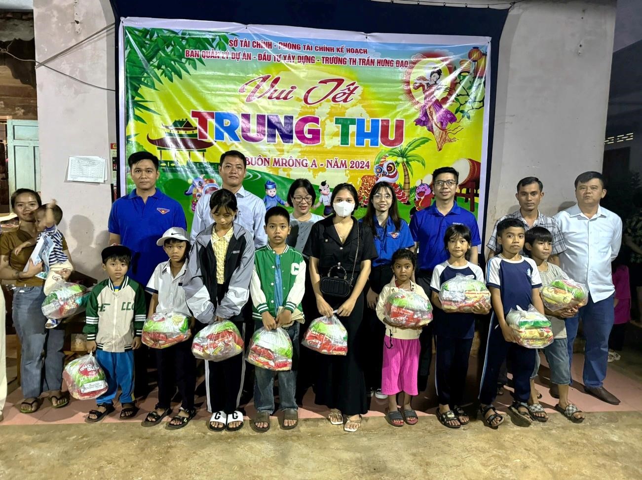 Chi đoàn Sở Tài chính phối hợp với các đơn vị kết nghĩa tổ chức thăm, tặng quà Tết Trung thu năm 2024 cho các em thiếu nhi và tuyên truyền về việc sử dụng không gian mạng an toàn cho các em tại buôn Mrông A, thị trấn Ea Kar, huyện Ea Kar