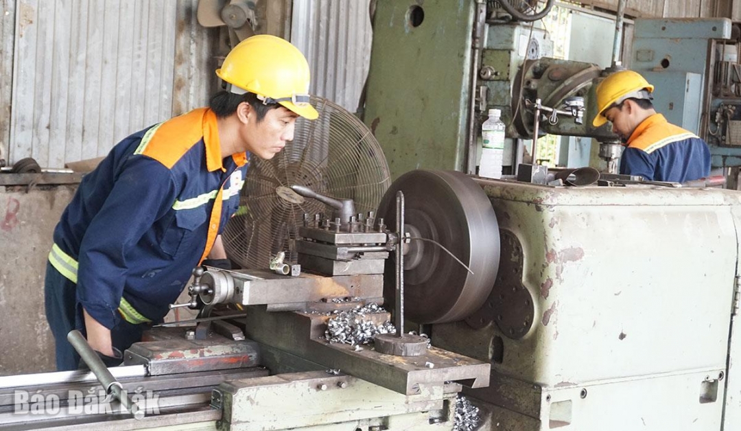 Kinh tế Việt Nam nói chung và Đắk Lắk nói riêng đang bước vào giai đoạn phát triển tăng tốc để bắt kịp kỷ nguyên vươn mình. Tuy nhiên, để cán đích mục tiêu tăng trưởng hai con số vào những năm sau, cộng đồng doanh nghiệp (DN) cần nỗ lực rất lớn cùng với sự đồng hành, hỗ trợ của chính quyền địa phương.