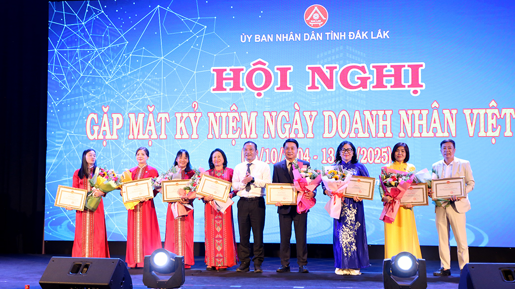 UBND tỉnh tổ chức gặp mặt kỷ niệm Ngày Doanh nhân Việt Nam