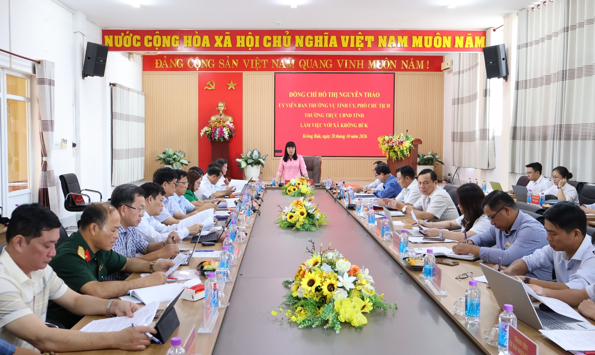 Phó Chủ tịch Thường trực UBND tỉnh Hồ Thị Nguyên Thảo làm việc với xã Krông Búk