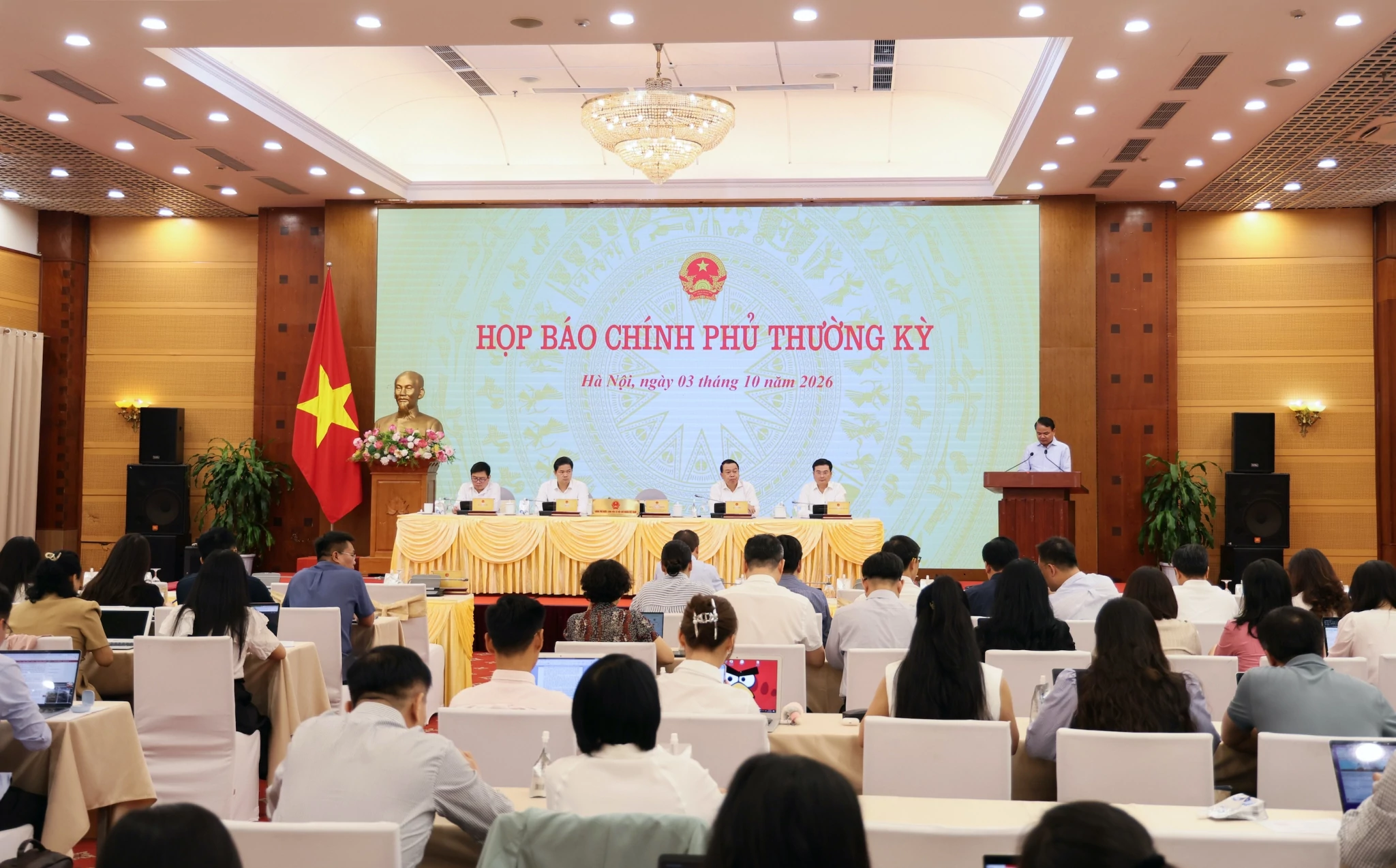 Chính phủ kiên định mục tiêu tăng trưởng 2 con số, tăng tốc trong 3 tháng cuối năm