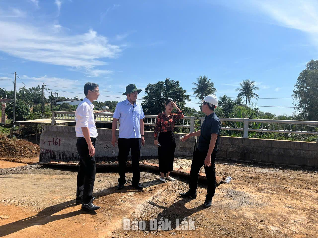 Phó Chủ tịch UBND tỉnh Y Nhuân Byă kiểm tra tiến độ 2 dự án giao thông